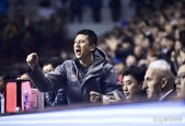 关于浓眉打破历史纪录，马龙教练泪洒赛场！的信息