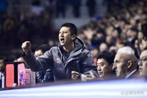 关于浓眉打破历史纪录，马龙教练泪洒赛场！的信息