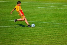 莱万多夫斯基回归赛场，突破纪录首场状态亮眼，勇士观众沸腾！九游体育下载