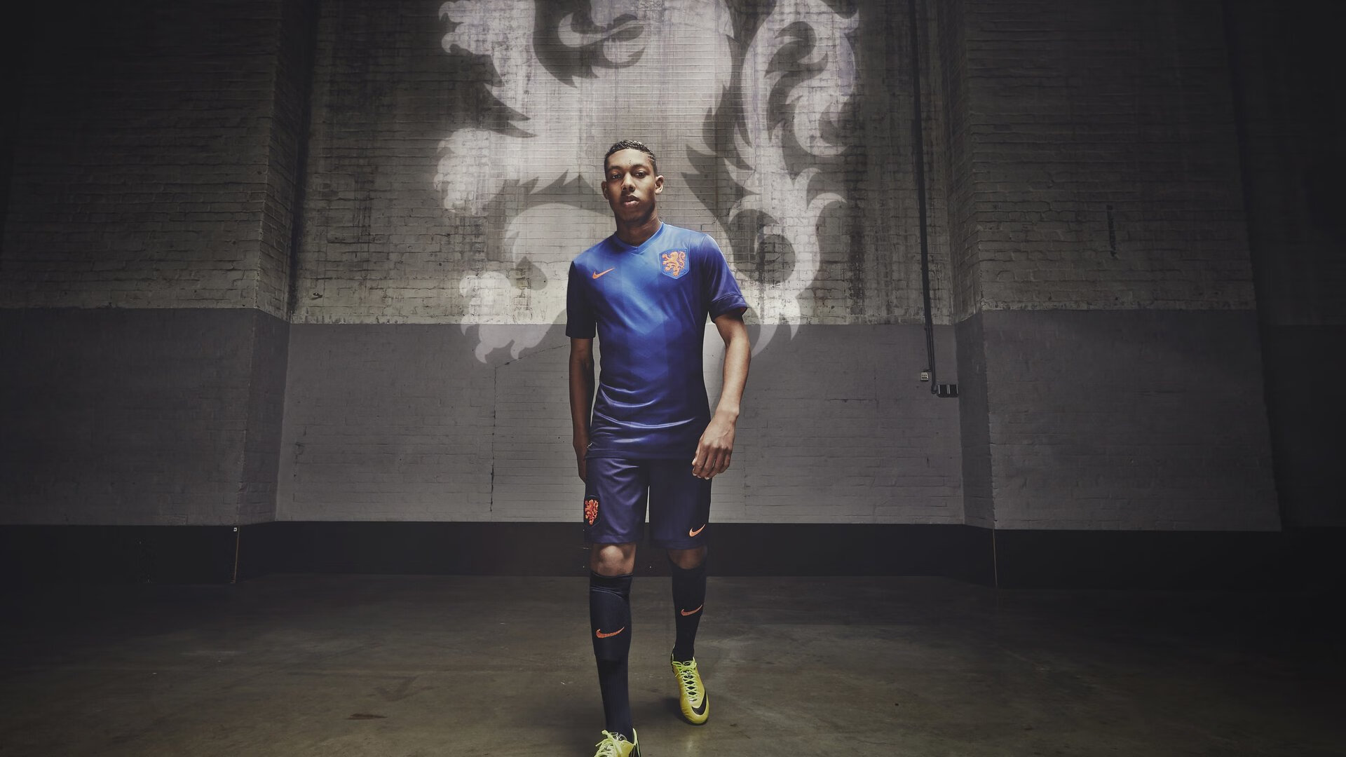 莱万多夫斯基赛事官方推新规,防守革新引发“老鹰”争议