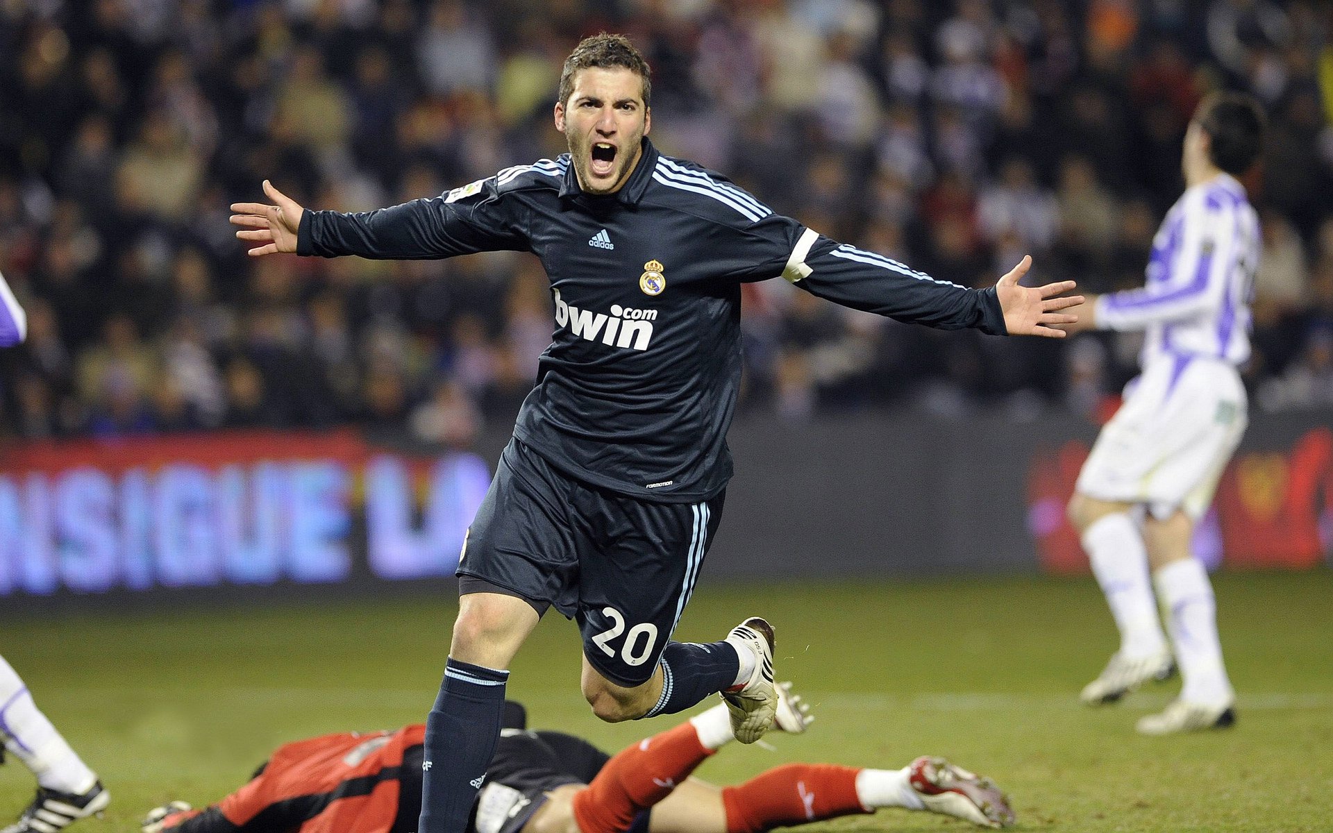 穆古鲁扎回归赛场,精彩发挥首场状态亮眼,塞尔维亚队观众沸腾!