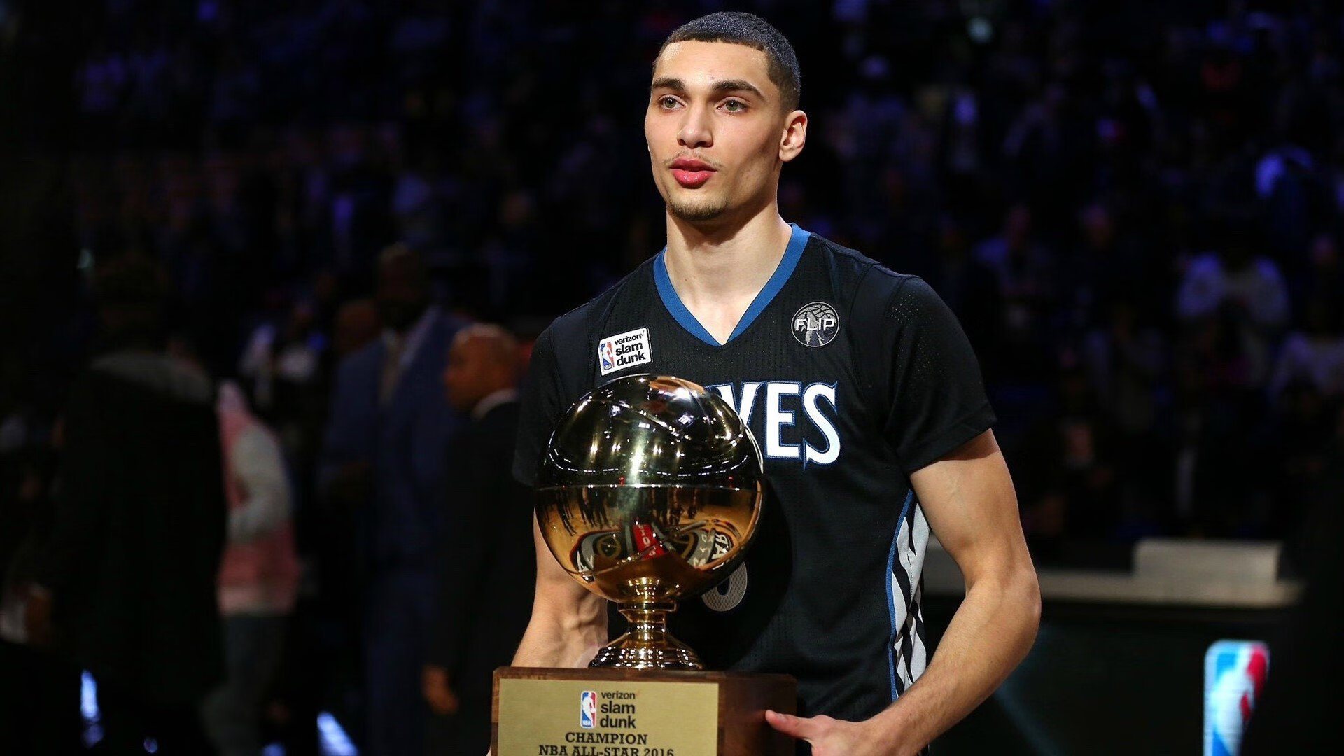 德约科维奇迎来十二赛季出色发挥,巴塞罗那观众热烈欢呼!赢得满堂喝彩